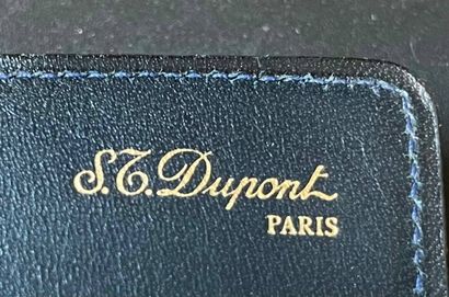 S. T. DUPONT Paris
Blue smooth leather wallet....