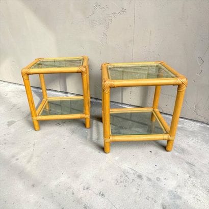 Paire de bouts de canapé en rotin 
46 x 40...