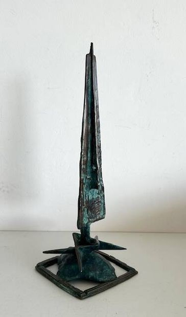 Sculpture en bronze à patine verte 
Porte...