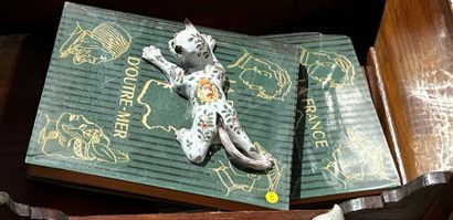 Lot comprenant :
-3 statuettes de chat en...