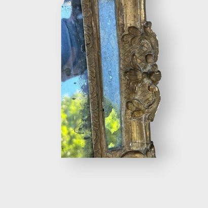 Miroir à parecloses en bois sculpté et doré,...