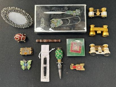 Lot d'objets de vitrine comprenant 3 paires...