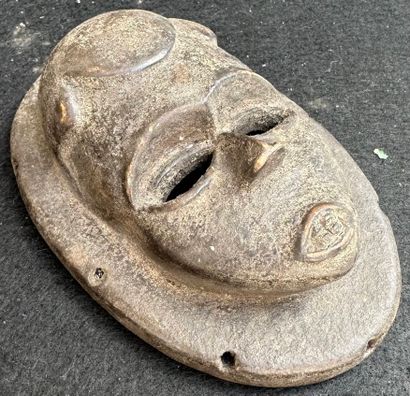 AFRICA
Carved wooden mask 
14.5 x 10 cm