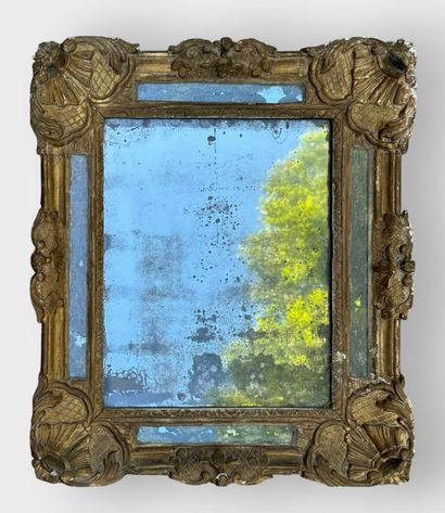 Miroir à parecloses en bois sculpté et doré,...