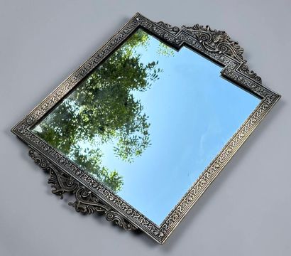 Miroir en bronze argenté à décor de mascaron...