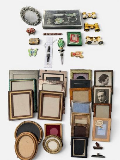 Lot d'objets de vitrine comprenant 3 paires...