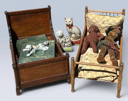 Lot comprenant :
-3 statuettes de chat en...