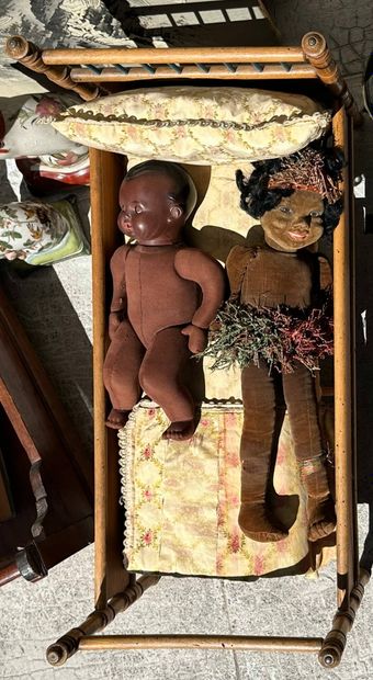Lot comprenant :
-3 statuettes de chat en...