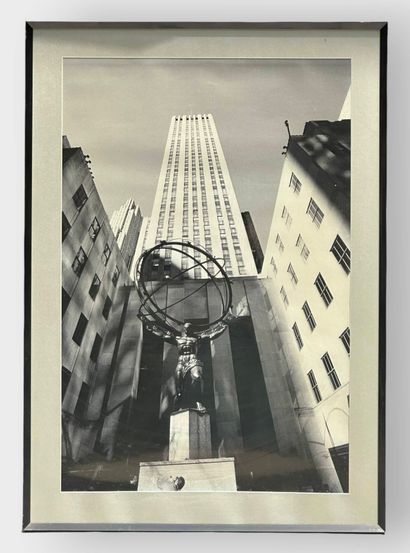 Statue Atlas retenant le monde devant le...