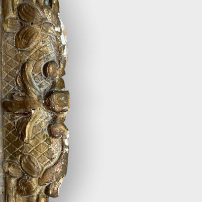 Miroir à parecloses en bois sculpté et doré,...