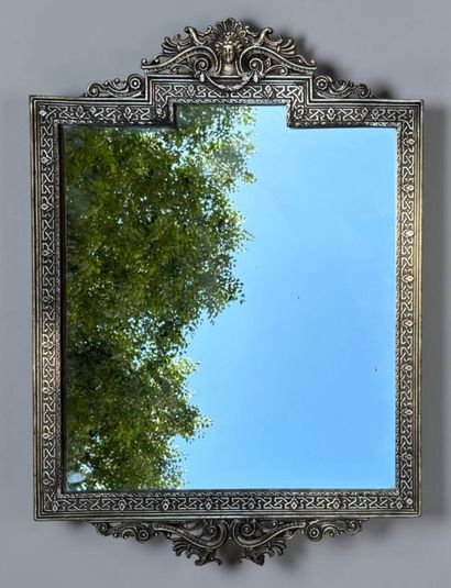 Miroir en bronze argenté à décor de mascaron...