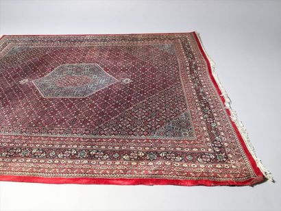 IRAN
Grand tapis en laine à décor de médaillon...