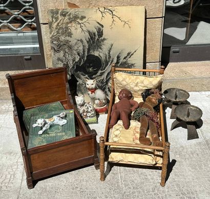 Lot comprenant :
-3 statuettes de chat en...