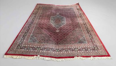 IRAN
Grand tapis en laine à décor de médaillon...