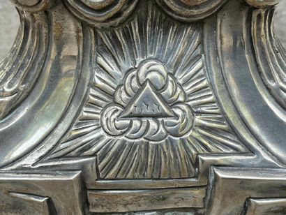 Paire d'importants piques-cierges en bronze...