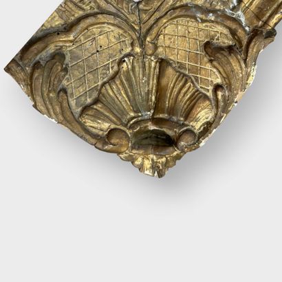 Miroir à parecloses en bois sculpté et doré,...