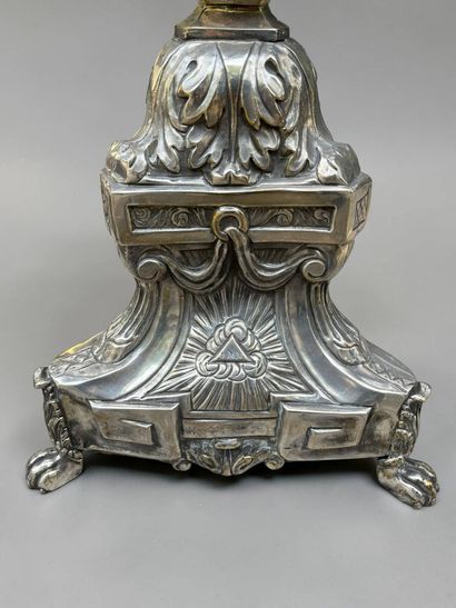 Paire d'importants piques-cierges en bronze...