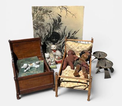 Lot comprenant :
-3 statuettes de chat en...