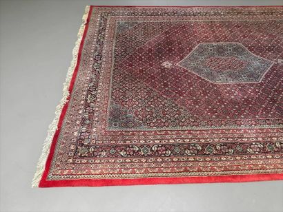 IRAN
Grand tapis en laine à décor de médaillon...