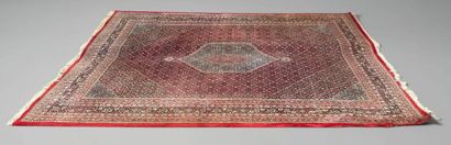 IRAN
Grand tapis en laine à décor de médaillon...