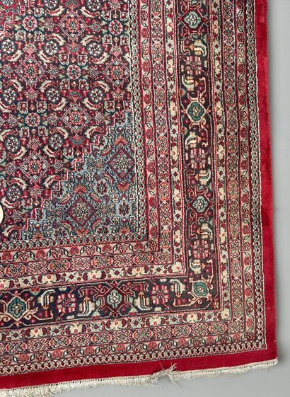 IRAN
Grand tapis en laine à décor de médaillon...