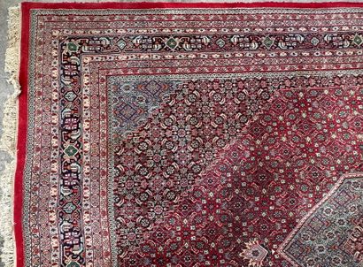 IRAN
Grand tapis en laine à décor de médaillon...