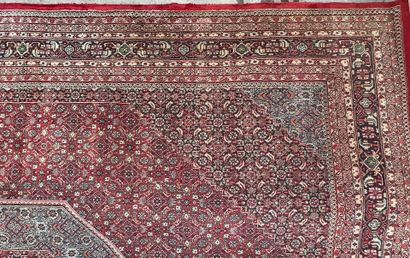 IRAN
Grand tapis en laine à décor de médaillon...