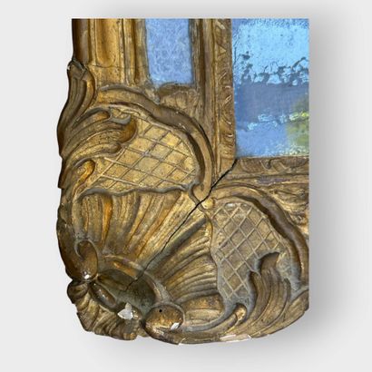 Miroir à parecloses en bois sculpté et doré,...