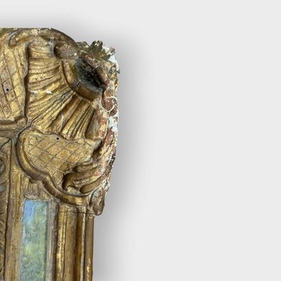 Miroir à parecloses en bois sculpté et doré,...