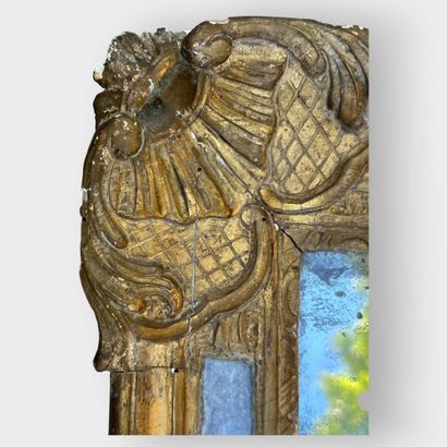 Miroir à parecloses en bois sculpté et doré,...
