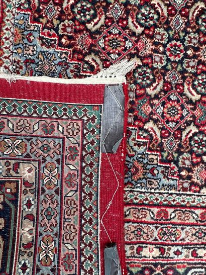 IRAN
Grand tapis en laine à décor de médaillon...