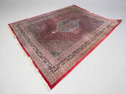 IRAN
Grand tapis en laine à décor de médaillon...