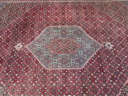 IRAN
Grand tapis en laine à décor de médaillon...