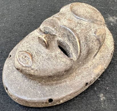 AFRICA
Carved wooden mask 
14.5 x 10 cm