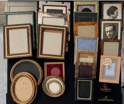 Lot d'objets de vitrine comprenant 3 paires...