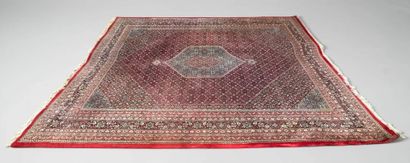 IRAN
Grand tapis en laine à décor de médaillon...