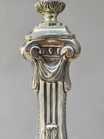 Paire d'importants piques-cierges en bronze...