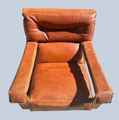 Fauteuil en cuir et structure en bois 
Travail...