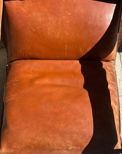 Fauteuil en cuir et structure en bois 
Travail...