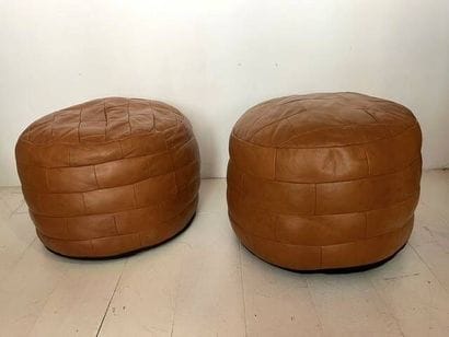 Dans le goût de DE SEDE
Paire de poufs en...