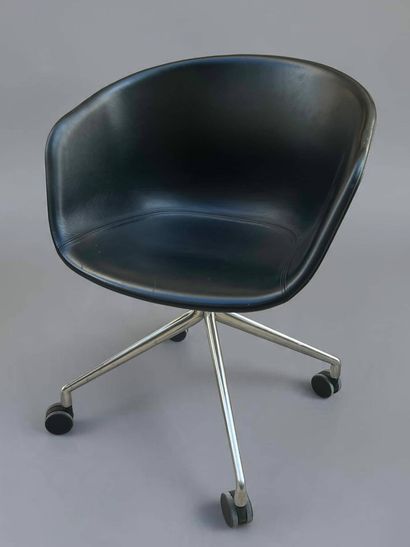 HAY
Paire de fauteuils sur roulettes à coque...