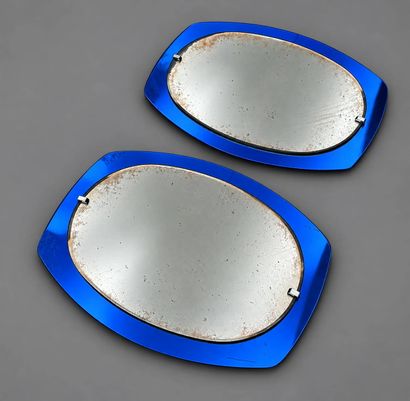 VECA ITALIA. 
Paire de miroirs en verre bleu...
