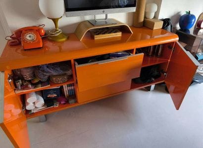 Enfilade orange, deux portes et deux tiroirs
Travail...