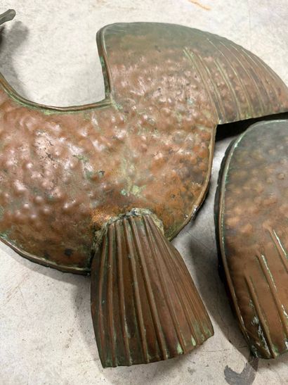 Paire de coqs en cuivre repoussé
H : 37 cm...