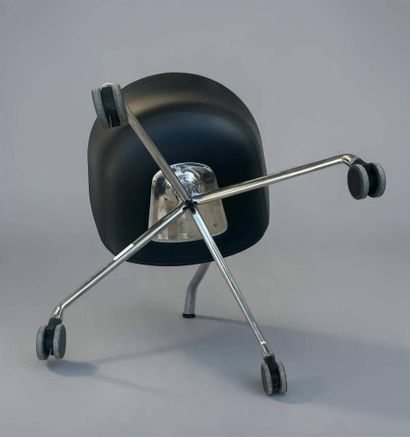 HAY
Paire de fauteuils sur roulettes à coque...
