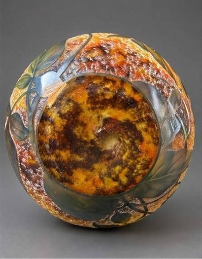DAUM NANCY FRANCE
Ball-shaped vase with a...