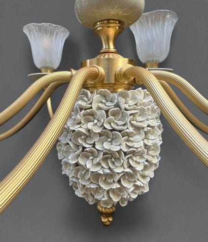 THE PORCELAIN
Chandelier with eight lights...