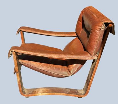 Fauteuil en cuir et structure en bois 
Travail...