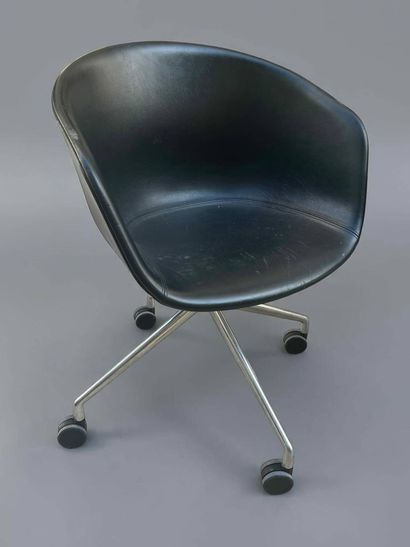 HAY
Paire de fauteuils sur roulettes à coque...