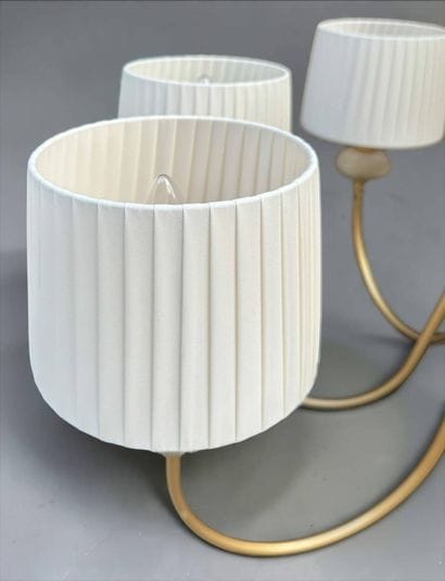 PORCELAIN
Eight-light chandelier with a porcelain...